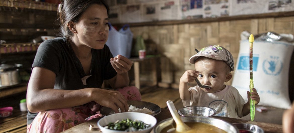 缅甸流离失所者获得联合国提供的人道援助。粮食署图片/Chris Terry