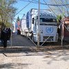 Un camión de la ONU con los suministros humanitarios en el lado turco de la frontera a la espera de la luz verde para cruzar hacia el lado sirio, en marzo de 2014. Foto OCHA