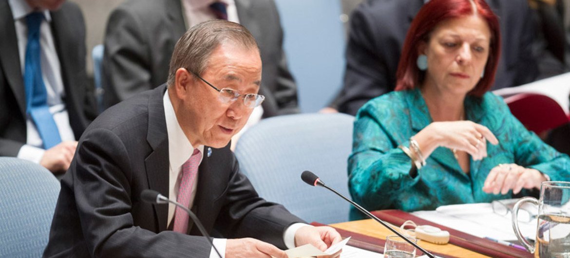 Secretary-General Ban Ki-moon (left) addresses the Security Council meeting on the situation in the Middle East, including the Palestinian question. Security Council President for the month of October, María Cristina Perceval of Argentina, is at right.