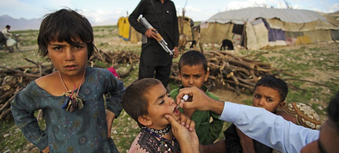 During a door-to-door national polio campaign in the Aghbarg neighbourhood of Quetta, Pakistan, a polio team vaccinate the children of a hard-to-access nomad community.