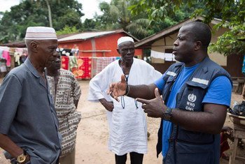 Un médecin de l’OMS discute d'Ebola avec des dirigeants communautaires en Sierra Leone, un pays voisin de la Guinée où une nouvelle épidémie a été déclarée (archive)