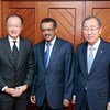 Tedros Adhanom (centro), es candidato de Etiopía a la dirección general de la OMS. En la foto con el director del Banco Mundial, Jim Yong Kim, y el ex Secretario General, Ban Ki-moon.  Foto de archivo: ONU/Evan Schneider