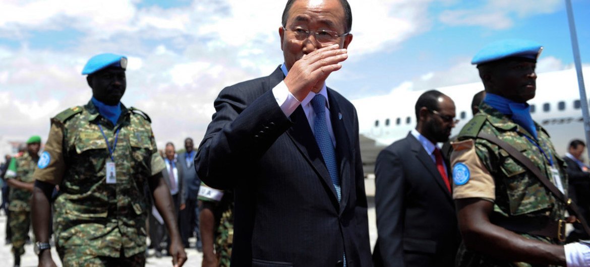 Le Secrétaire général de l’ONU, Ban Ki-moon, à son arrivée à l'aéroport international de Mogadiscio le 29 octobre 2014. Photo ONU//Ilyas Ahmed (archive)