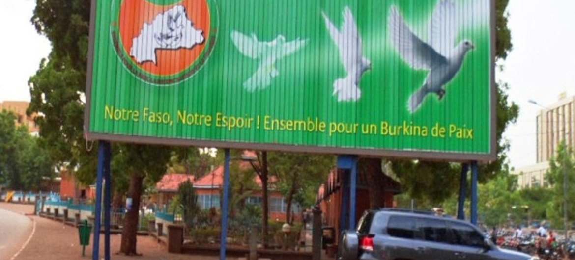 Un cartel en Ouagadougou, Burkina Fasso, promociona la paz Foto archivo:IRIN/Chris Simpson