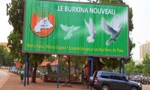 Un panneau faisant la promotion de la paix à Ouagadougou, la capitale du Burkina Faso. Photo IRIN/Chris Simpson