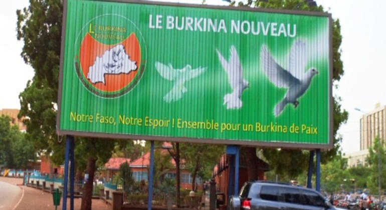 من الأرشيف: شعارات تدعو إلى السلام في واغادوغو، عاصمة بوركينا فاسو.