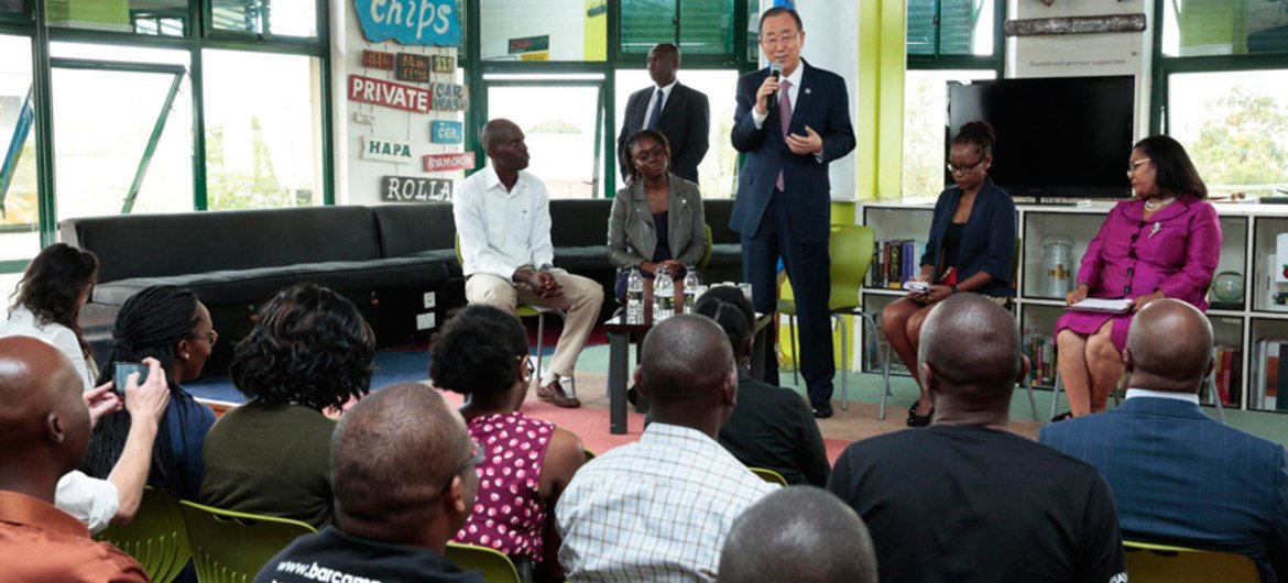Secretary-General Ban Ki-moon pays a visit to the offices of the non profit technology company Ushahidi and its offshoot, iHub, while in Nairobi, Kenya.