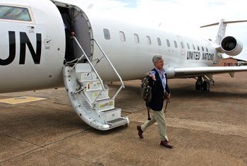 Anthony Banbury, Head of the UN Mission for Ebola Emergency Response (UNMEER), arrives for a visit to Guinea, one of the countries most affected by the Ebola outbreak in West Africa. 31 October 2014 UNMEER Photo/Ari Gaitanis