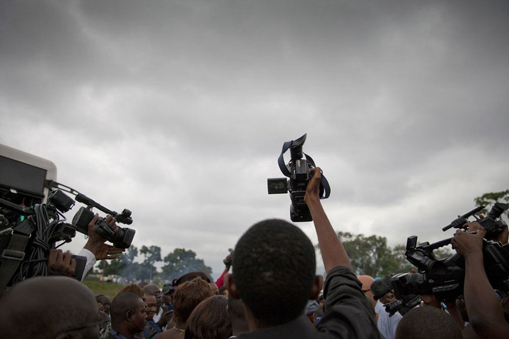 Des journalistes en reportage dans un camp de transit, près de Kinshasa, en République démocratique du Congo. Photo ONU/Sylvain Liechti