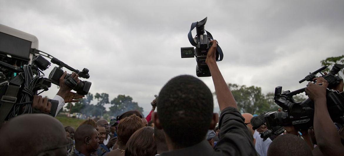 A crowd of journalists in Maluku transit camp, on the outskirts of Kinshasa, the capital of the Democratic Republic of the Congo, where citizens of that country, deported from Brazzaville, Republic of the Congo, have gathered. (23 May 2014).