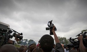 A crowd of journalists in Maluku transit camp, on the outskirts of Kinshasa, the capital of the Democratic Republic of the Congo, where citizens of that country, deported from Brazzaville, Republic of the Congo, have gathered. (23 May 2014).
