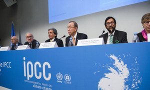 Participants at press conference to launch Synthesis Report of the Intergovernmental Panel on Climate Change (IPCC), including (centre) UN Secretary-General Ban Ki-moon and IPCC Chairman Rajendra Pachauri. Copenhagen, Denmark (2 November 2014)