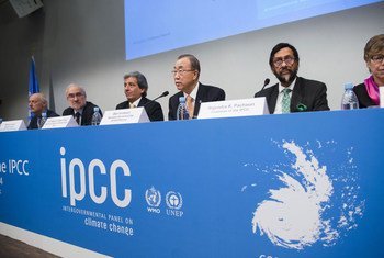 Participants at press conference to launch Synthesis Report of the Intergovernmental Panel on Climate Change (IPCC), including (centre) UN Secretary-General Ban Ki-moon and IPCC Chairman Rajendra Pachauri. Copenhagen, Denmark (2 November 2014)