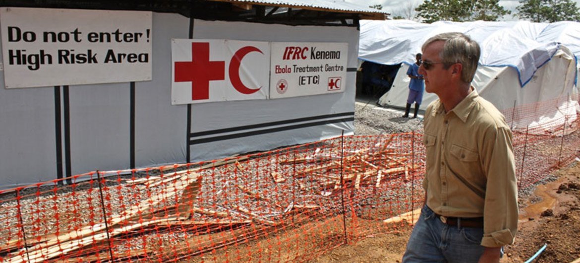 Anthony Banbury, head of the UN Mission for Ebola Emergency Response (UNMEER), views an International Federation of Red Cross and Red Crescent Societies (IFRC) Ebola Treatment Centre in Kenema, Sierra Leone. (November 2014) UNMEER Photo/Ari Gaitanis