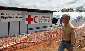Anthony Banbury, head of the UN Mission for Ebola Emergency Response (UNMEER), views an International Federation of Red Cross and Red Crescent Societies (IFRC) Ebola Treatment Centre in Kenema, Sierra Leone. (November 2014) UNMEER Photo/Ari Gaitanis