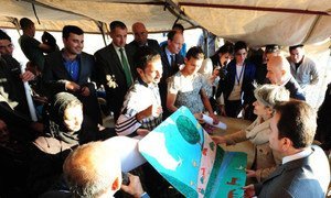 La Directrice-générale de l'UNESCO, Irina Bokova (deuxième à droite) visitant le camp de Baharka pour personnes déplacées près d'Erbil, en Iraq. Photo ONU Iraq
