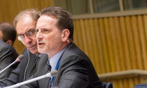 Le Commissaire général de l'UNRWA, Pierre Krahenbuhl (à droite). Photo ONU/Rick Bajornas