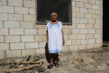 Uma idosa posa em frente à sua casa em Chagas, no México, onde foram instaladas cortinas para manter a casa livre dos insetos triatomíneos
