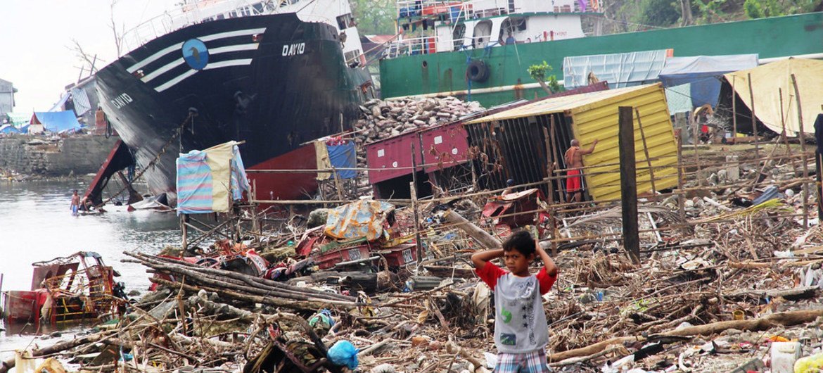 في الثامن من نوفمبر 2013 اجتاح إعصار هايان  الفلبين وخلف دمار على نطاق واسع. المصدر: مكتب تنسيق الشؤون الإنسانية