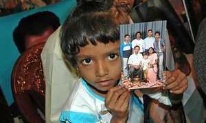 Des personnes montrent les photos de leurs proches disparus lors de la guerre civile du Sri Lanka qui a duré 26 ans lors d'une réunion dans la capitale Colombo.