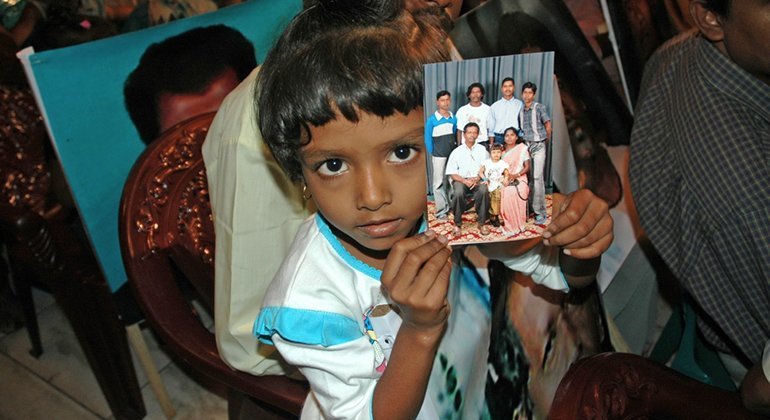 Criança segura foto de familiares desaparecidos no Sri Lanka