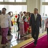 Le Secrétaire général Ban Ki-moon et son épouse Yoo Soon-taek lors d'une visite au Myanmar en 2014. PhotoONU/Rick Bajornas