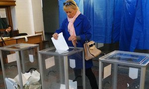 Une électrice vote à Kiev lors des élections législatives en Ukraine le 26 octobre 2014.