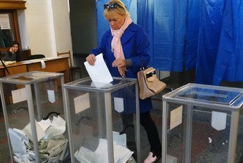 Une électrice vote à Kiev lors des élections législatives en Ukraine le 26 octobre 2014.