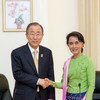 (من الأرشيف) الأمين العام بان كي مون مع داو أونغ سان سو كي في ناي بي تاو، ميانمار. المصدر: الأمم المتحدة / ريك باجورناس