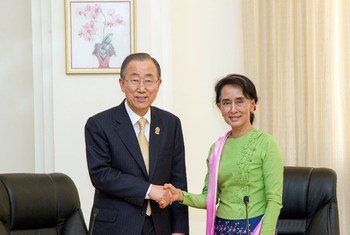 (من الأرشيف) الأمين العام بان كي مون مع داو أونغ سان سو كي في ناي بي تاو، ميانمار. المصدر: الأمم المتحدة / ريك باجورناس