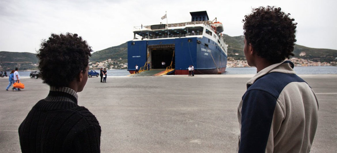 Deux jeunes Erythréens attendent de monter à bord d'un ferry en Grèce. Photo HCR/A. D'Amato