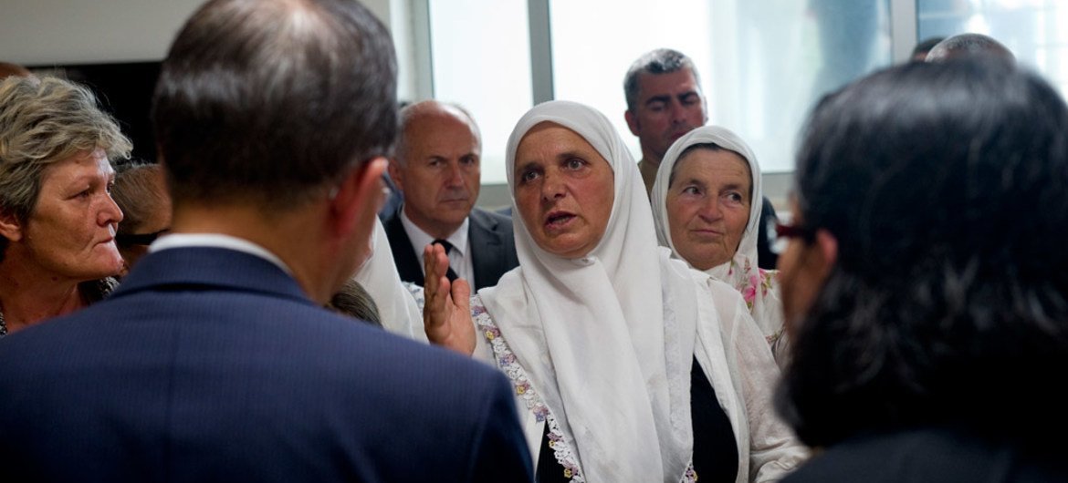 Lors d'une visite en juillet 2012 au mémorial pour les victimes du massacre de 1995 à Srebrenica, le Secrétaire général de l'ONU, Ban Ki-moon (dos à la caméra) se réunit avec des familles de victimes. Photo : ONU / Eskinder Debebe (archives)