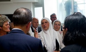 Lors d'une visite en juillet 2012 au mémorial pour les victimes du massacre de 1995 à Srebrenica, le Secrétaire général de l'ONU, Ban Ki-moon (dos à la caméra) se réunit avec des familles de victimes. Photo : ONU / Eskinder Debebe (archives)