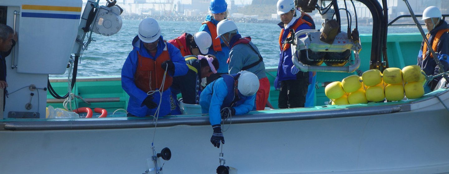 Des experts maritimes de l'AIEA et des scientifiques japonais prélèvent des échantillons d'eau dans les eaux côtières près de la centrale nucléaire de Fukushima Daiichi. (archives)