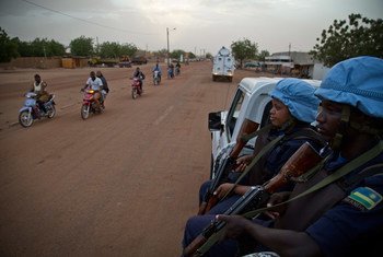 Une unité de police de la MINUSMA en patrouille à Gao, au Mali, en 2014 (archives). Photo ONU/Marco Dormino