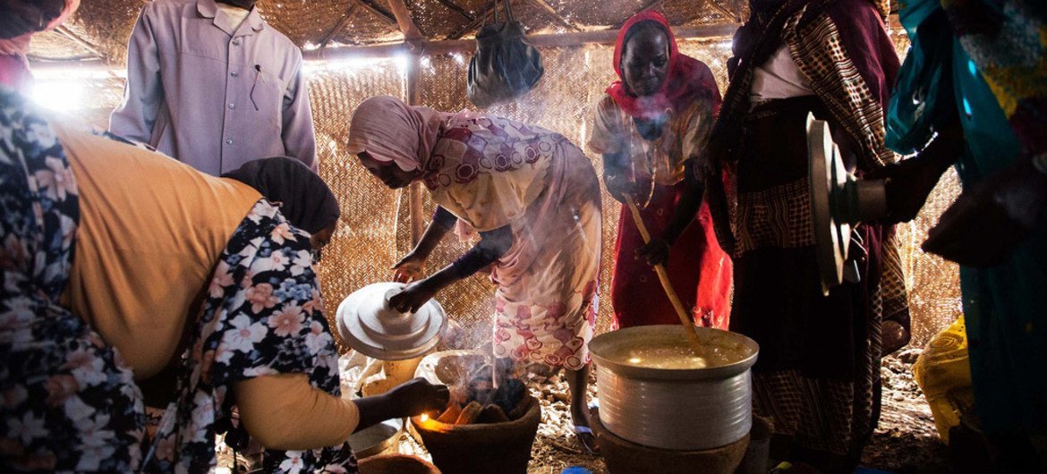 نساء من مخيم رواندا للنازحين داخليا ، شمال دارفور، من ضمن المستفيدين من مشروع الوصول الآمن إلى الحطب والطاقة البديلة ، لبرنامج الأغذية العالمي. المصدر: يوناميد / ألبرت غونزاليس فران