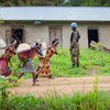 Askari wa kikosi cha FIB akishika doaria  Beni Mashariki mwa DRC ambapo UN ilikuwa inasaidia jeshi la serikali katika operesheni zake.