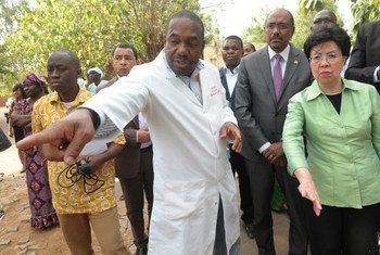 Executive Director of UNAIDS, Michel Sidibé (2nd right) and the Director-General of the World Health Organization, Margaret Chan (right) on a visit to Mali in a joint mission to support the country in its efforts to curb the spread of Ebola.