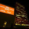 Edificio de la ONU iluminado para promocionar la campaña contra la violanecia de género. Foto: ONU/E. Debebe