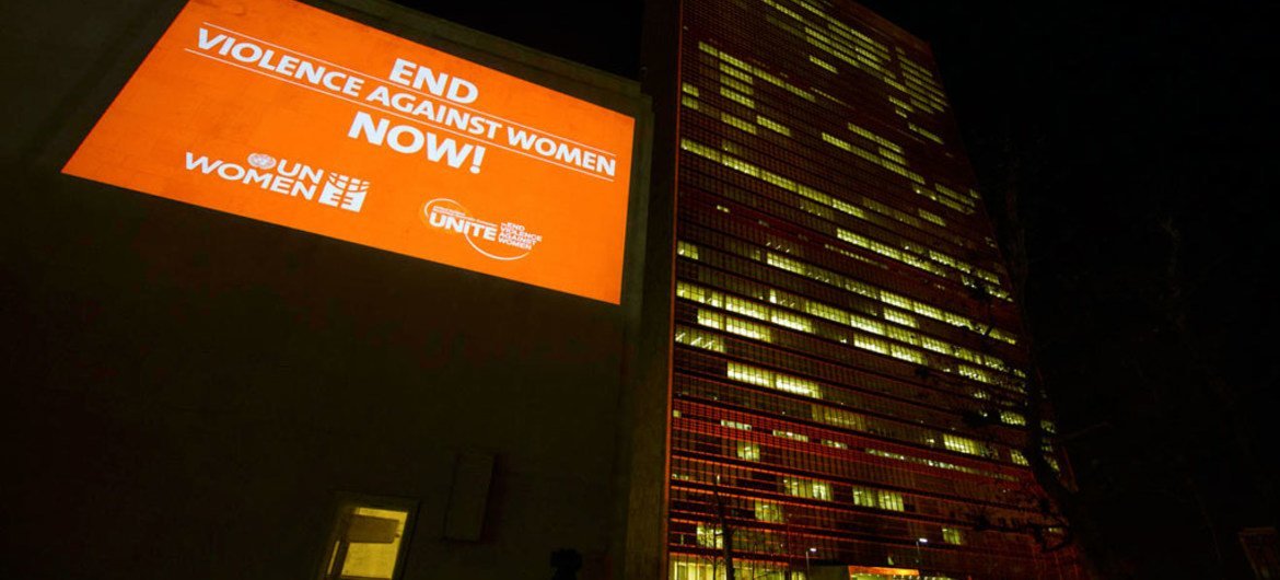 Edificio de la ONU iluminado para promocionar la campaña contra la violanecia de género. Foto: ONU/E. Debebe