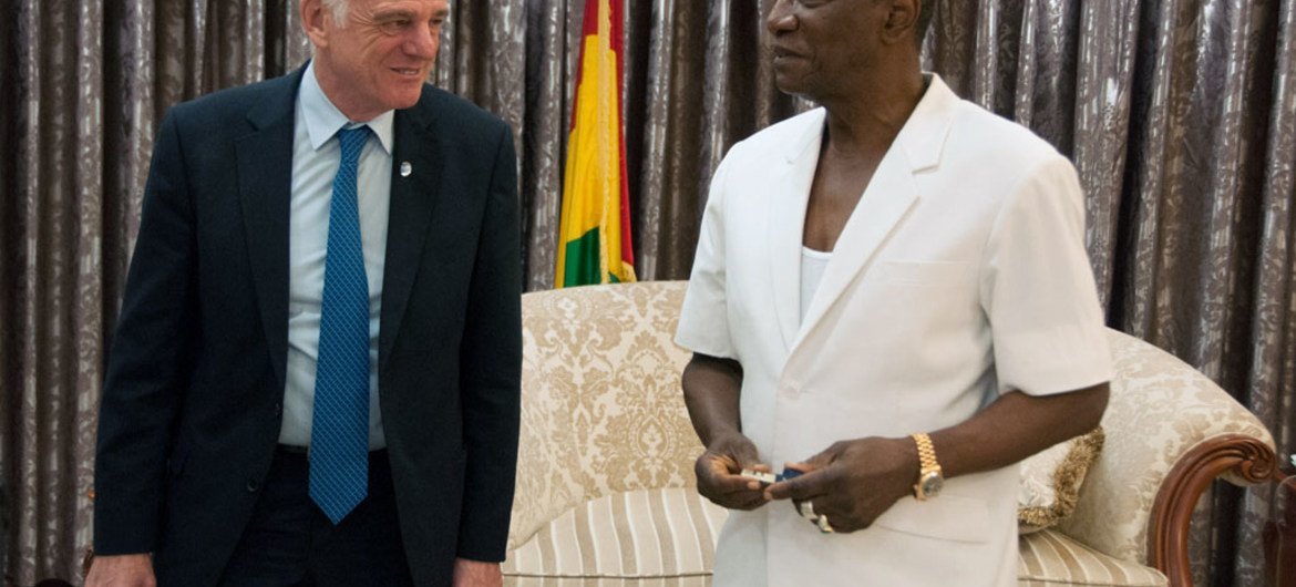 David Nabarro y Alpha Condé, presidente de Guinea. Foto de archivo: UNMEER