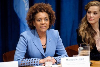 Michaëlle Jean lors d'une visite au siège de l'ONU en 2011. Photo ONU/Mark Garten