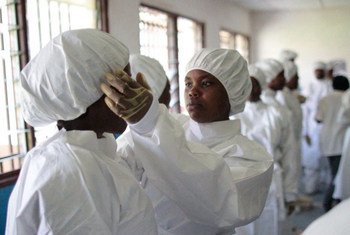 Imagen de archivo de sanitarios vistiéndose con trajes de protección contra el ébola