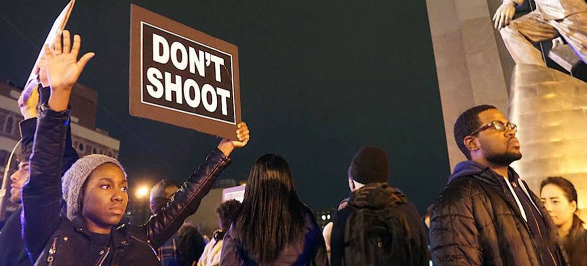 Des manifestants à New York défilent dans la rue suite à l’annonce du verdict dans l'affaire de la fusillade par la police du Missouri de l’adolescent afro-américain Michael Brown (24 novembre 2014). Photo : Jacques Baudrier