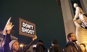 Des manifestants à New York défilent dans la rue suite à l’annonce du verdict dans l'affaire de la fusillade par la police du Missouri de l’adolescent afro-américain Michael Brown (24 novembre 2014). Photo : Jacques Baudrier