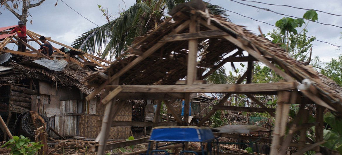 El huracán Patricia sería comparable en magnitud al tifón Haiyan, que golpeó a Filipinas en 2013. Foto de archivo de estragos del Haiyan:  OCHA/Jennifer Bose