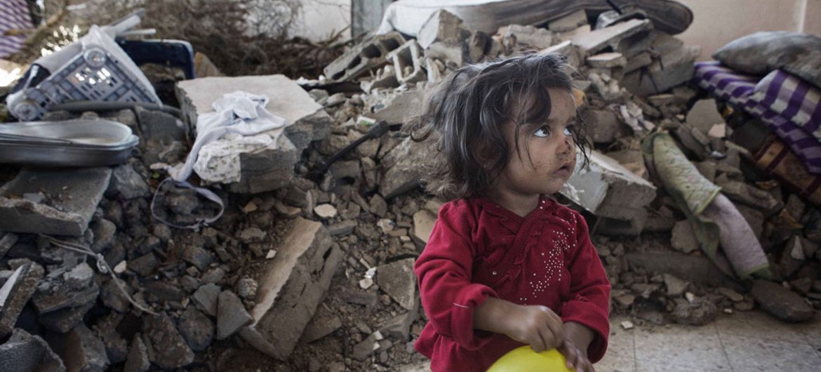 يعاني ما يقرب من 400 الف طفل في غزة من حالات ضغط نفسي نتيجة للصراع المسلح في الصيف الماضي. من صور اليونيسف / اليسيو رومنزي