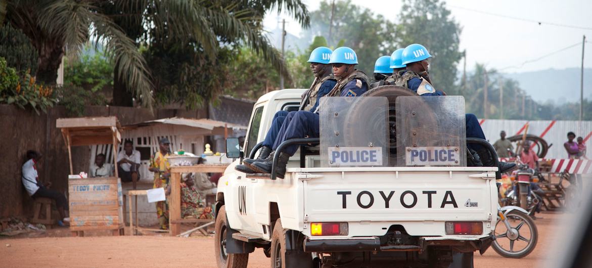 Des soldats de la Mission multidimensionnelle intégrée des Nations Unies pour la stabilisation en République centrafricaine (MINUSCA) en patrouille dans la capitale du pays, à Bangui, en décembre 2014. Photo : ONU/Catianne Tijerina