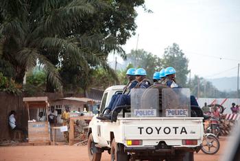 Des soldats de la Mission multidimensionnelle intégrée des Nations Unies pour la stabilisation en République centrafricaine (MINUSCA) en patrouille dans la capitale du pays, à Bangui, en décembre 2014. Photo : ONU/Catianne Tijerina