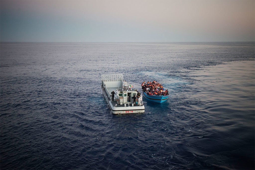 从非洲北部试图通过地中海前往欧洲的一船人在海上获救。